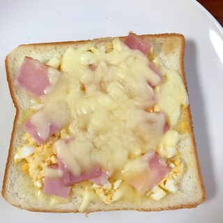 ゆで卵とベーコンのチーズトースト